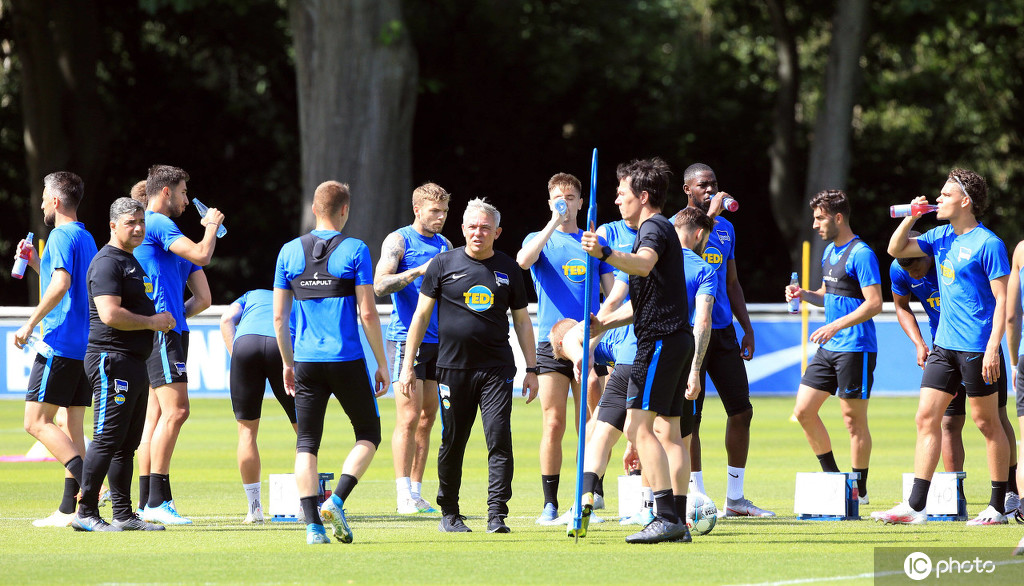 华体会hth-柏林赫塔球员集体训练，备战下一场比赛的简单介绍